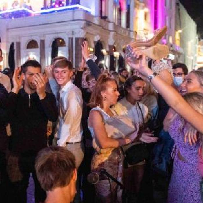 Marea Britanie: Peste 100 de arestări la Londra pentru încălcarea noilor restricţii