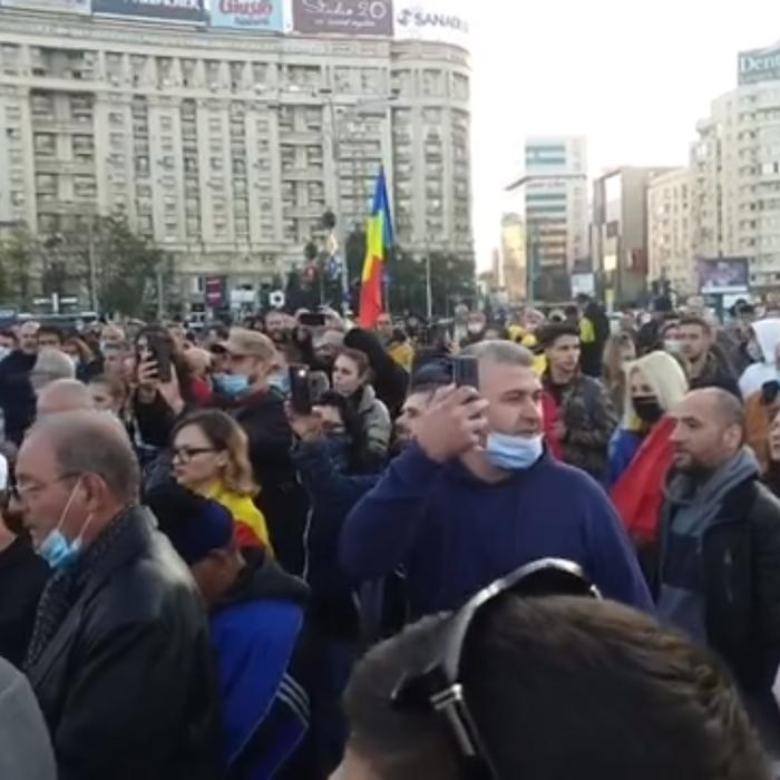 A început protestul în Piața Victoriei. Sute de oameni care contestă restricțiile și nu vor vaccinuri scandează în Piață. Video 