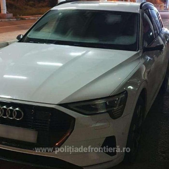 Autoturism de lux electric, furat din Germania, descoperit de poliţiştii români de frontieră. Şoferul a rămas pieton