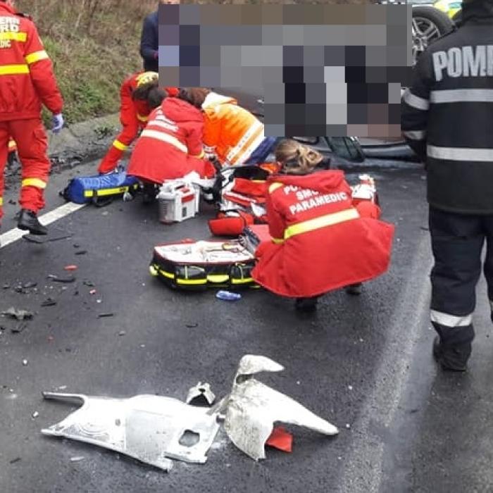 Doi români au trecut pe lângă moarte. Maşina cu care se deplasau a izbit în plin un cal 