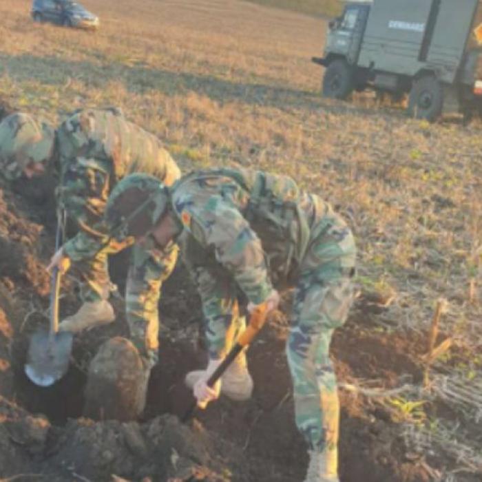 O bombă de 50 de kg, din al Doilea Război Mondial, găsită la graniţa României, pe un câmp