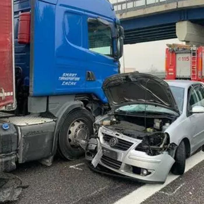 Italia. Doi români se zbat între viață și MOARTE. Mașina în care se aflau a fost lovită în plin de un TIR