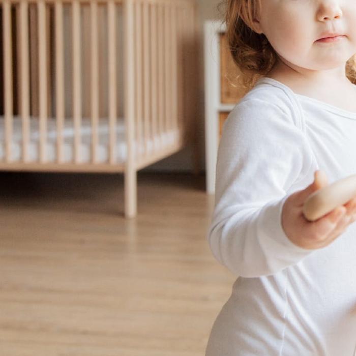 O mamă şi-a opărit până la moarte fetiţa de un an şi jumătate. A lăsat-o să ţipe în agonie timp de o oră: „Aşa am găsit-o”