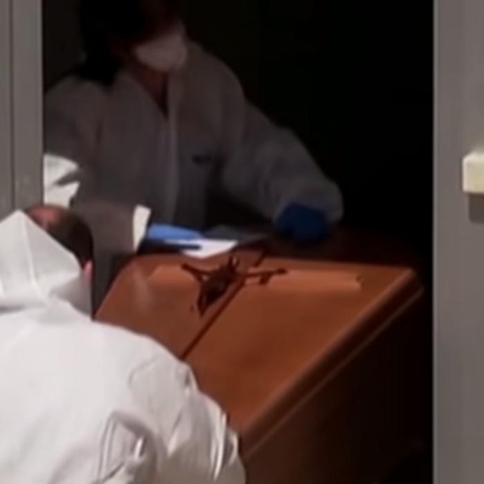 O româncă a „înviat“ în timp ce era aşezată în sicriu. Bătrâna, găsită căzută în casă, declarată moartă de un polițist