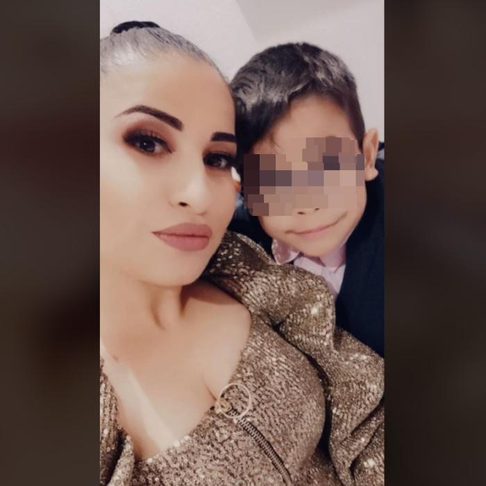 Celebră cântăreață româncă acuzată că și-a răpit fiul și a fugit cu el în Anglia