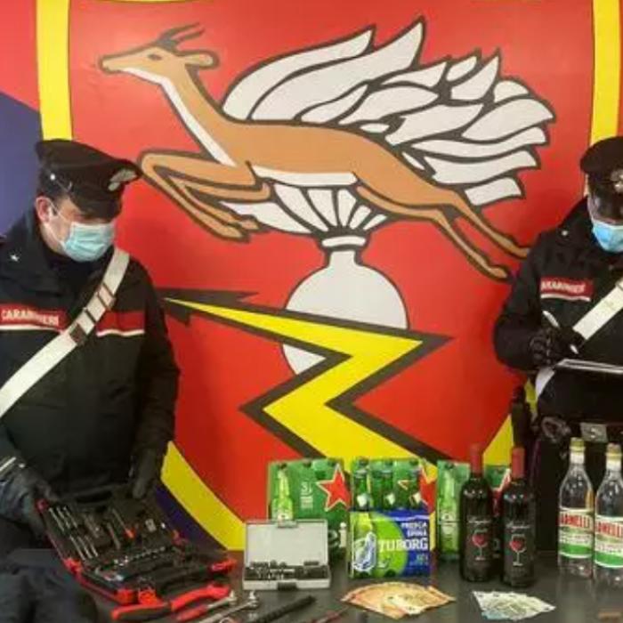 Italia. Român, prins la furat de băutură în supermarket. Surpriză de proporții pentru carabinieri când i-au controlat mașina