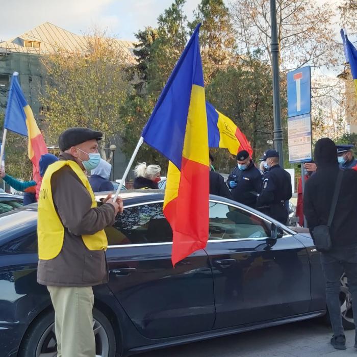 Protest spontan într-o localitate CARANTINATĂ: Mai mulți credincioși cer permiterea pelerinajelor. A plouat cu AMENZI