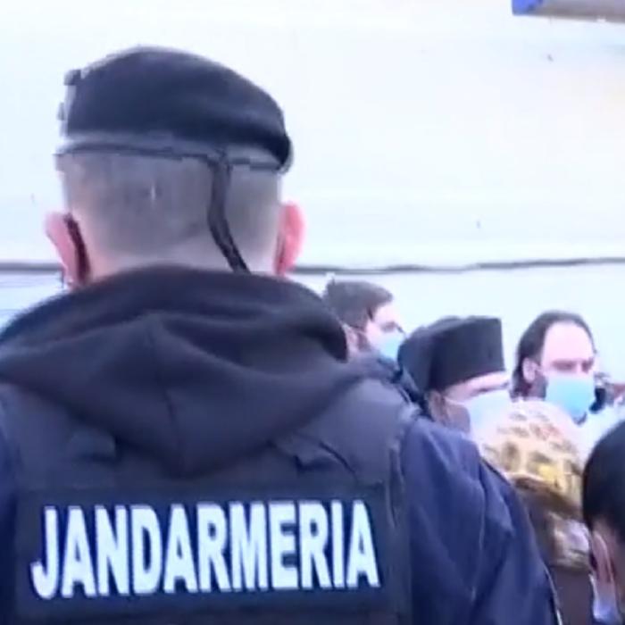 Credincioşii din Constanţa, scoşi cu poliţia din biserică, după ce s-au îmbulzit la slujbă