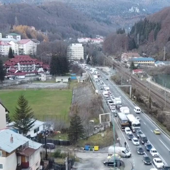 Cozi de mașini pe kilometri întregi, la munte, chiar înaintea minivacanței de 1 Decembrie