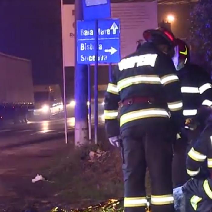 Bărbat încălzit cu pături de paramedici, pe marginea drumului. Așteptau ambulanţa, venită de la 60 de kilometri