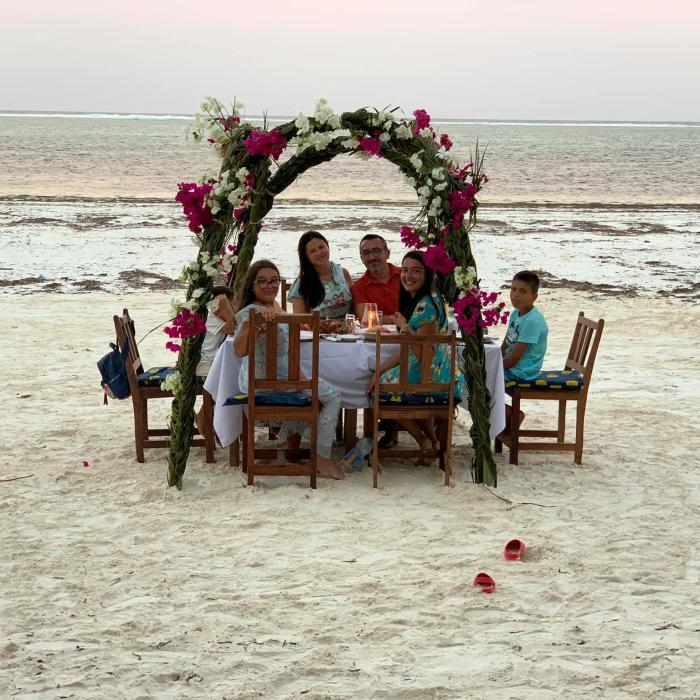 O familie de români s-a mutat în Zanzibar din cauza restricţiilor Covid: „E mai ieftin aici de trăit”