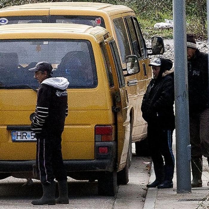 Spania. Un român și un spaniol au exploatat sute de persoane, majoritatea români: „Bărbați, femei și copii dormeau pe pământ, pe paie“