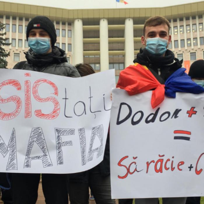 „Mulțumim DIASPORA!“: Proteste de amploare în fața Parlamentului din Moldova pentru stoparea ultimelor zbateri ale lui Dodon (VIDEO)