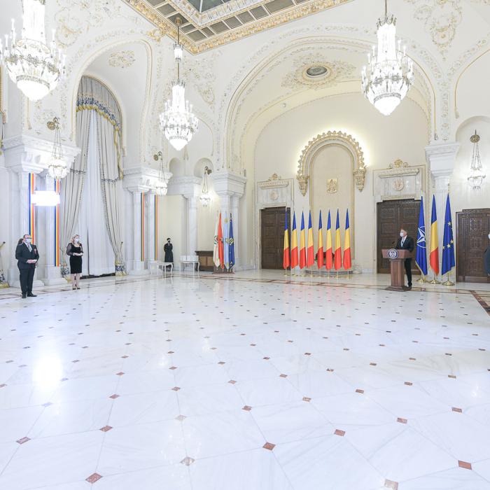 Iohannis a decorat medicii români care au mers în Lombardia: „Am plecat acolo când nu se ştia nimic despre maladie”