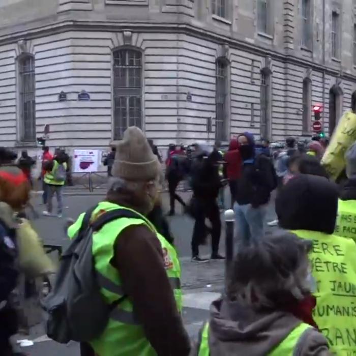 Proteste de amploare la Paris: Manifestanții au incendiat mai multe magazine și autoturisme (VIDEO)
