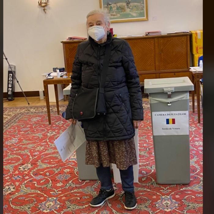 Imagine EMOȚIONANTĂ la o secție de vot din Diaspora: "Mulțumim frumos, tanti dragă!"