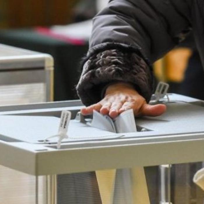 O femeie din Brăila a introdus două buletine de vot în urnă. S-a ales cu dosar penal