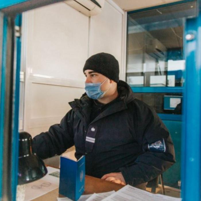 Patru moldoveni, reținuți la frontiera României. Aveau permise de conducere false
