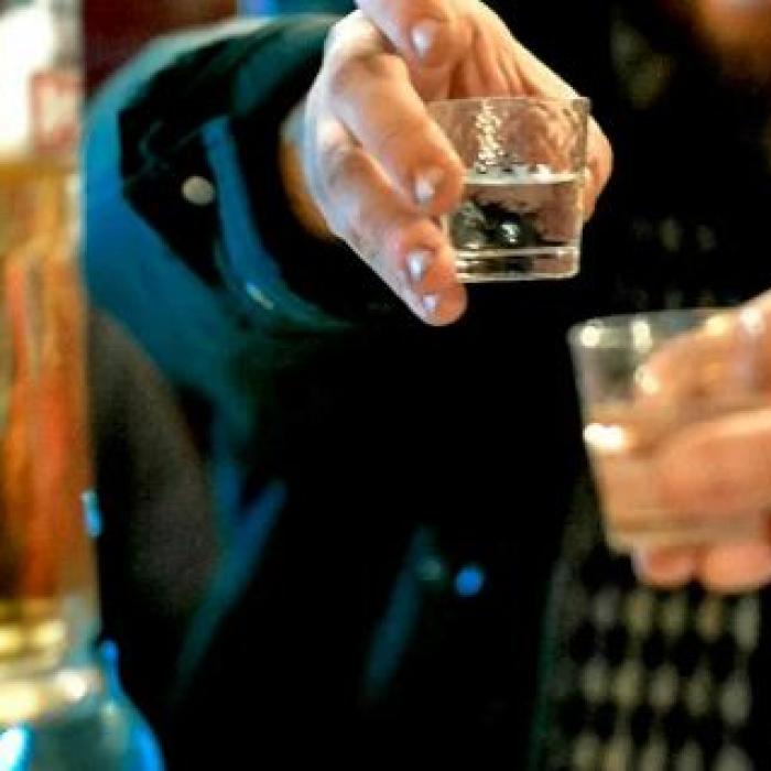 Două luni fără alcool. Recomandarea medicilor pentru persoanele care se vaccinează contra COVID-19