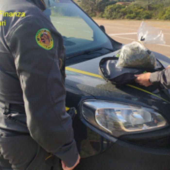 Italia. Dealer de droguri român, dat de gol de "parfumul din haine"