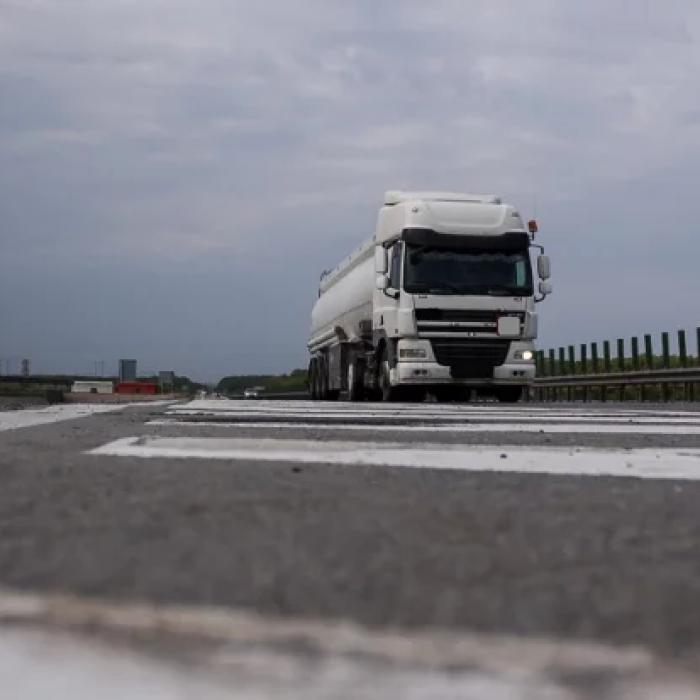 Un TIR a DERAPAT pe Autostradă. Circulația pe A2 București-Constanța, blocată în această dimineață