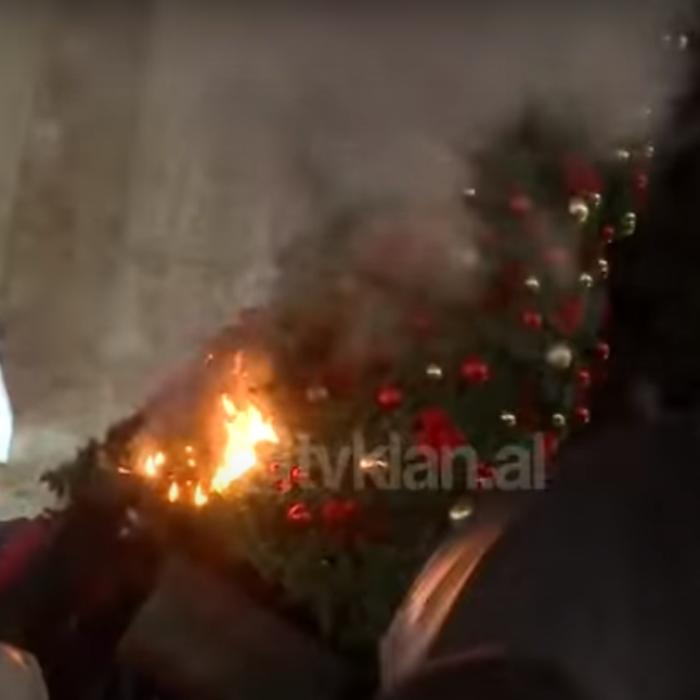 Video - Proteste violente în Albania, după ce un tânăr a fost împuşcat de poliţie. Manifestanţii au aruncat cu pietre în forţele de ordine