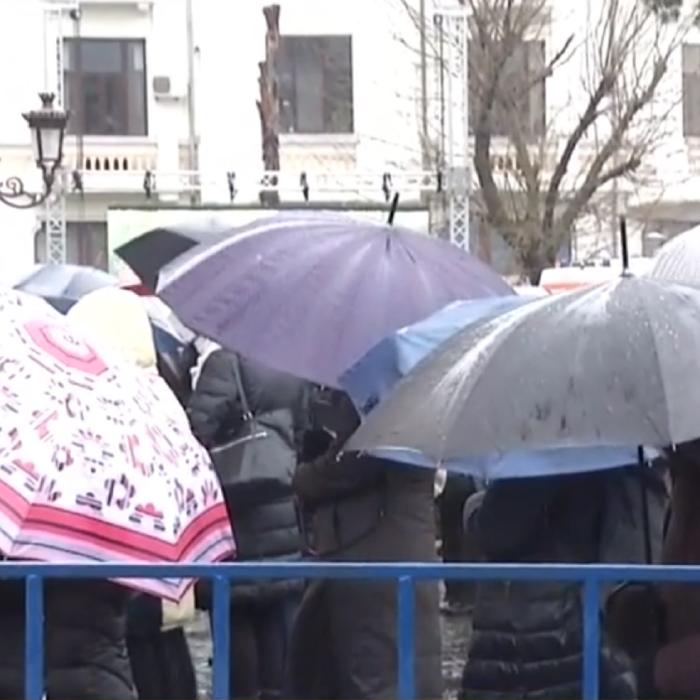 Coadă de sute de persoane la moaştele Sf. Spiridon, în oraşul cu cea mai mare rată de infectare COVID-19