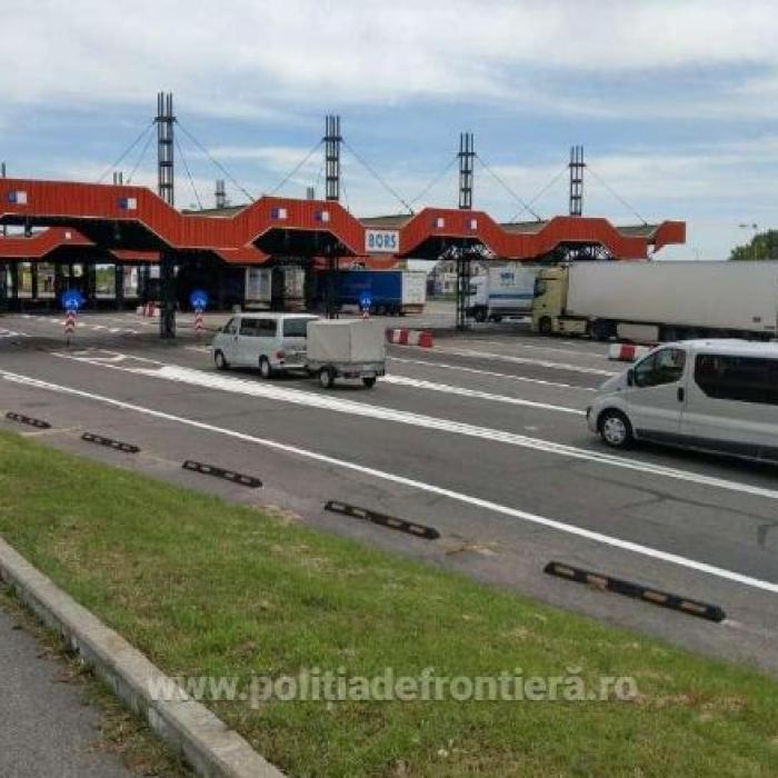 Frontieră: Circa 30.000 de români au părăsit, ieri, țara. Alți, 10 au fost întorși acasă
