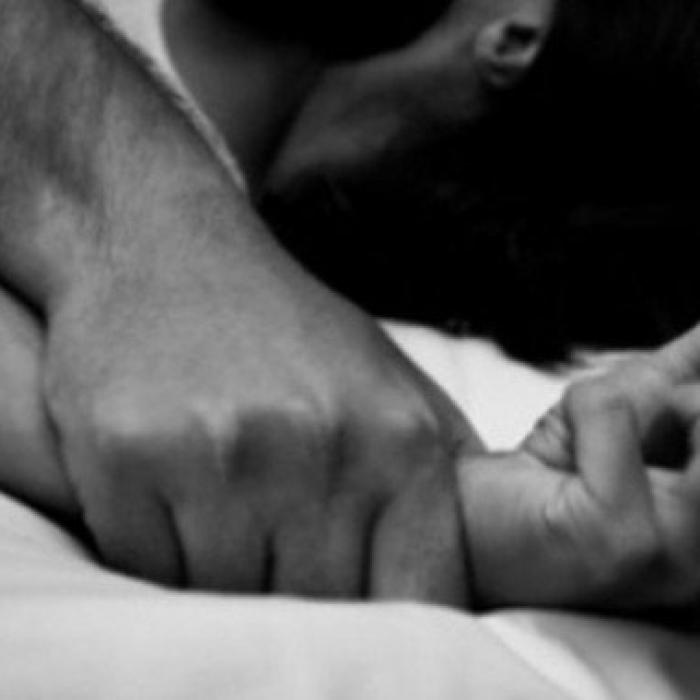 Şase români, printre care şi o tânără de 18 ani, arestaţi după ce ar fi violat o fată. Poliţia s-a sesizat după o postare pe internet
