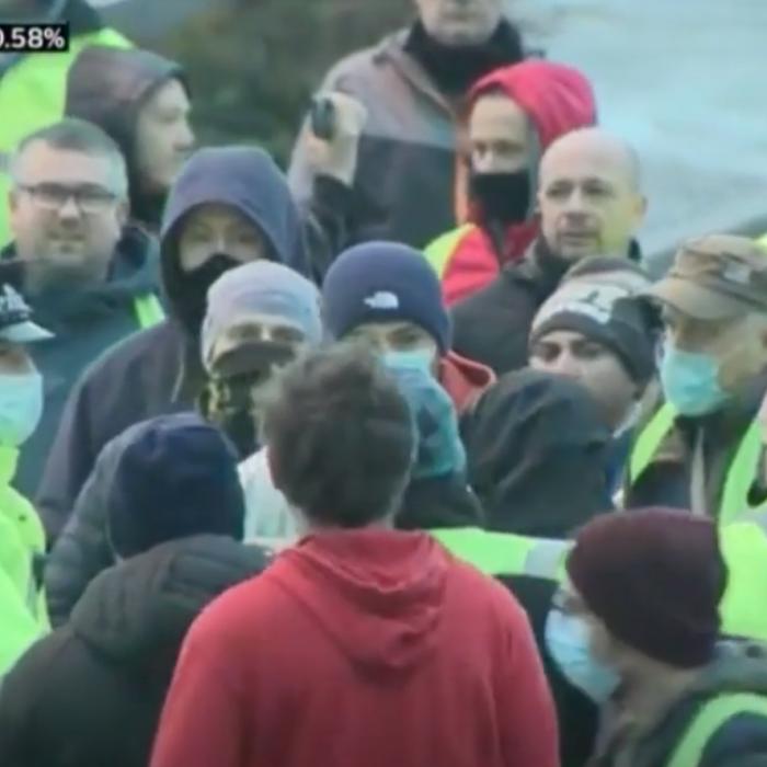 Situația DEGENERAZĂ la Dover: Ciocniri între șoferii de TIR blocați și poliția franceză