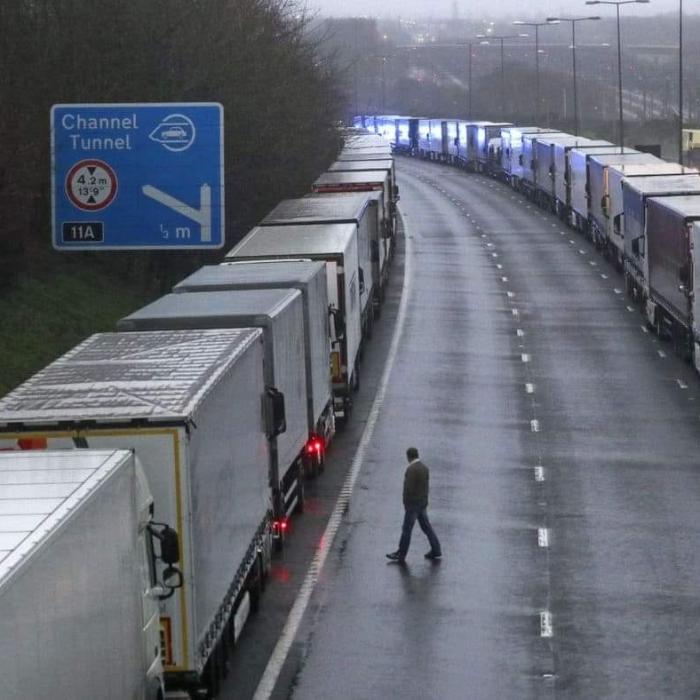 Guvernul de la Londra trimite alţi 800 de militari pentru a ajuta la deblocarea cozilor de camioane 