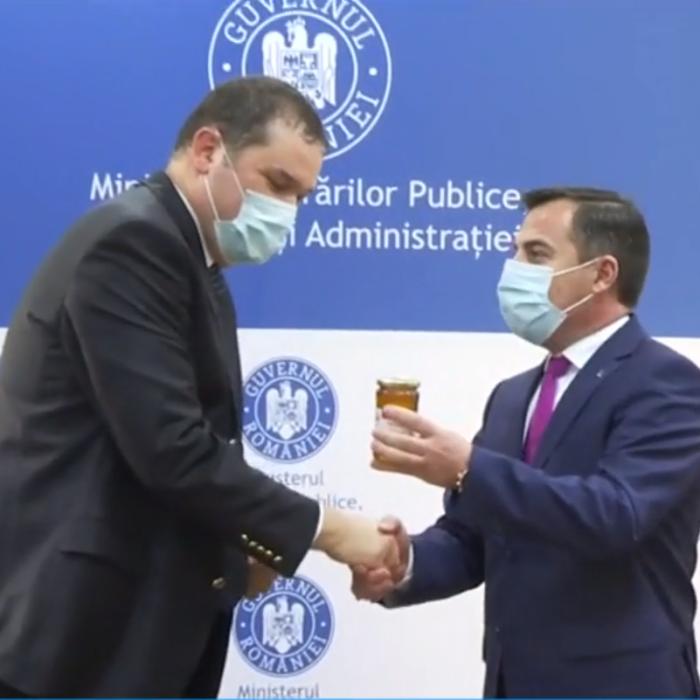 Cseke Atilla, cadou inedit la preluarea mandatului de Ministru al Dezvoltării: „Sper să-l păstrați și să îl oferiți următorului ministru“