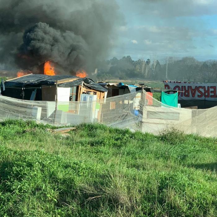 Spania. Incendiu puternic la o tabără de migranți români