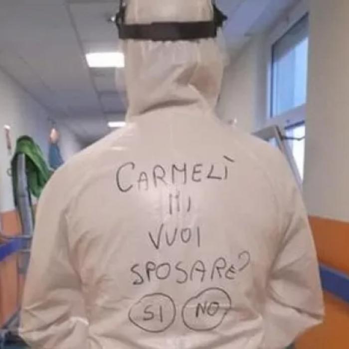 Italia. Cerere de căsătorie pe uniforma de protecție Covid, din partea unui infirmier