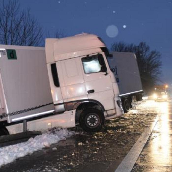 Germania. Un șofer român de TIR a provocat HAOS pe A11. Pagube de peste 65.000 de euro, în urma unui accident spectaculos