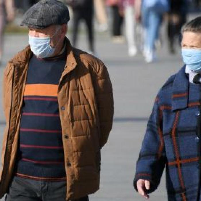 RĂSTURNARE de situație: masca rămâne OBLIGATORIE pe stradă. Decizie de ULTIMĂ ORĂ a Curții de Apel București
