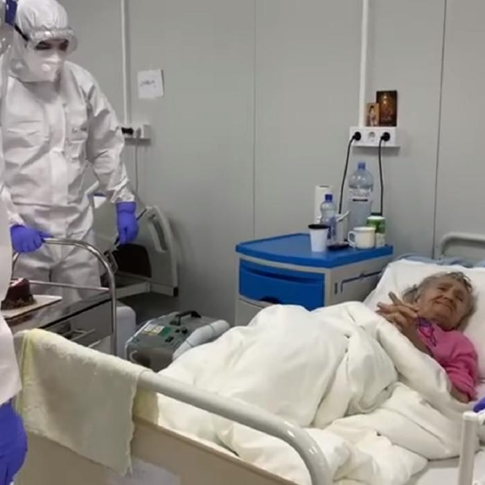 Româncă de 94 de ani cu COVID, surpriză uriașă pe patul de spital chiar de ziua ei: „Dumnezeu v-a iubit şi vă iubeşte!” (VIDEO)