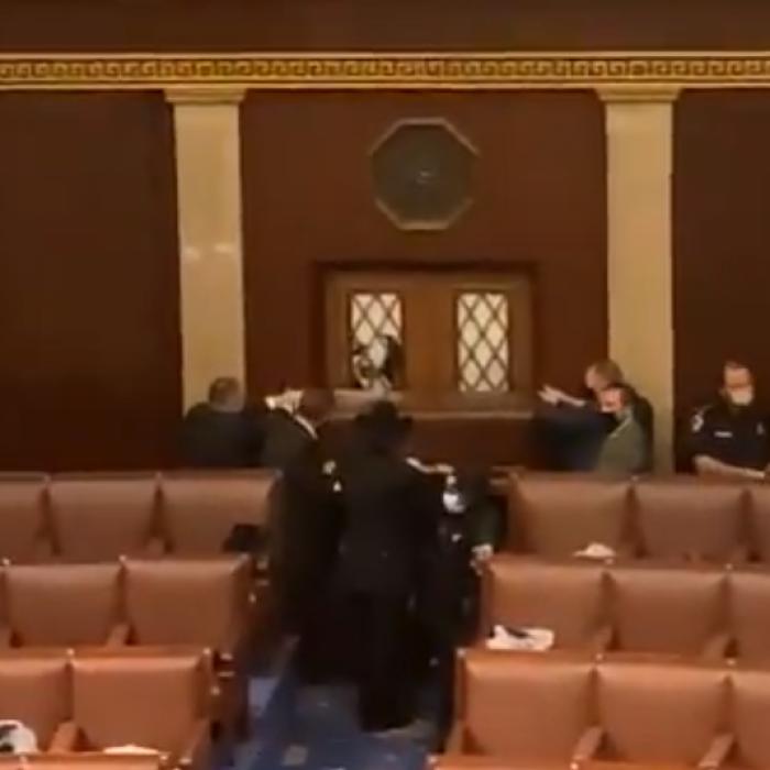 Serviciile Secrete și FBI evacuează protestatarii din Capitoliu. Trump, mesaj blocat pe Twitter: „Alegerile au fost fraudate. Mergeți în pace acasă“