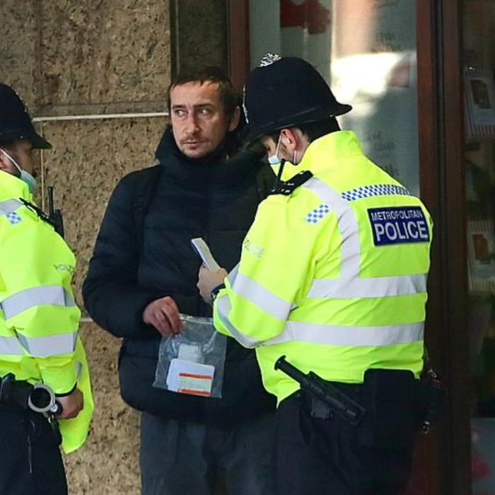 LOCKDOWN în Anglia: Poliția face RAZII pe străzi. Se dau AMENZI pe loc, fără avertisment