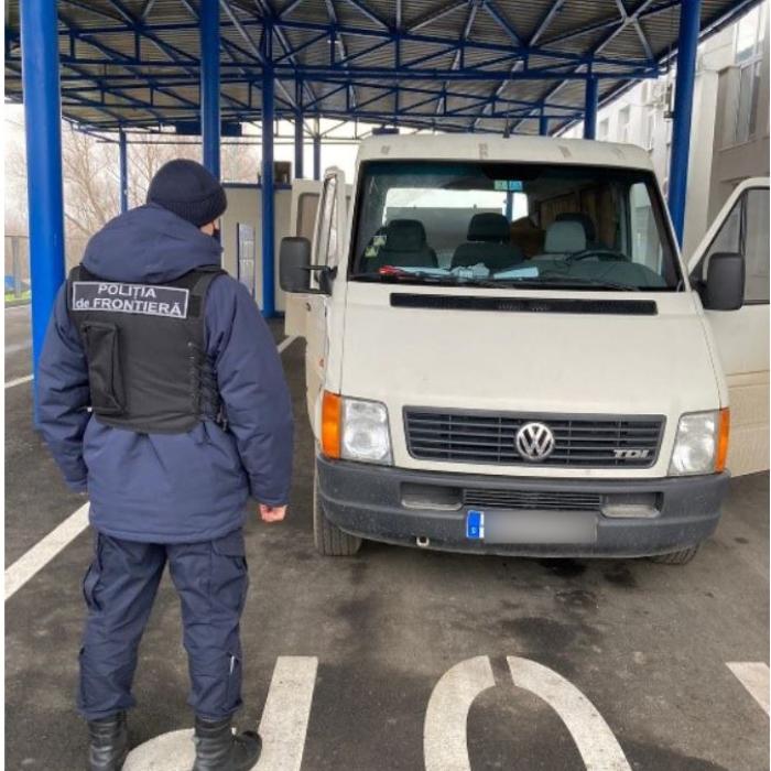 Circula cu un permis de conducere fals, cumpărat cu 350 de euro, dar a fost prins la frontiera României