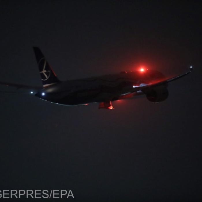 „Avionul condamnaţilor” a aterizat în România. Zeci de tâlhari români, expulzaţi din Marea Britanie: „Trebuie să ne apucăm de furat”