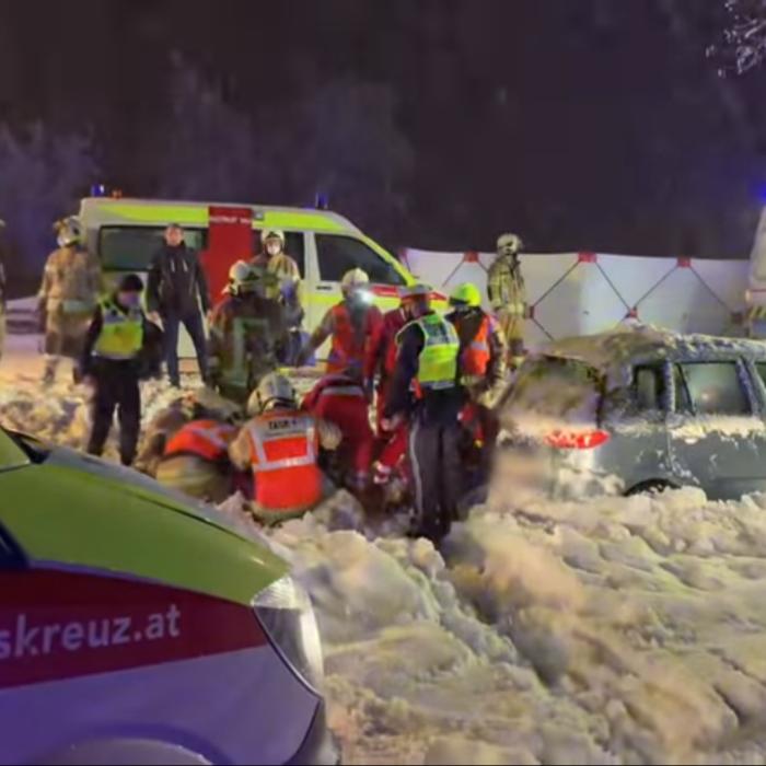 Austria. Trei români, accident grav din cauza ninsorii. Operațiune complexă de salvare a șoferului (VIDEO)