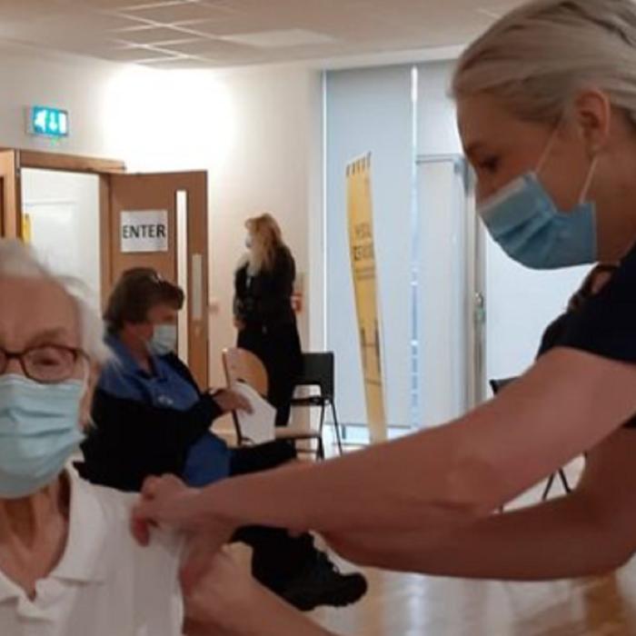 O femeie de 101 ani, supravieţuitoare a gripei spaniole, vaccinată împotriva COVID-19