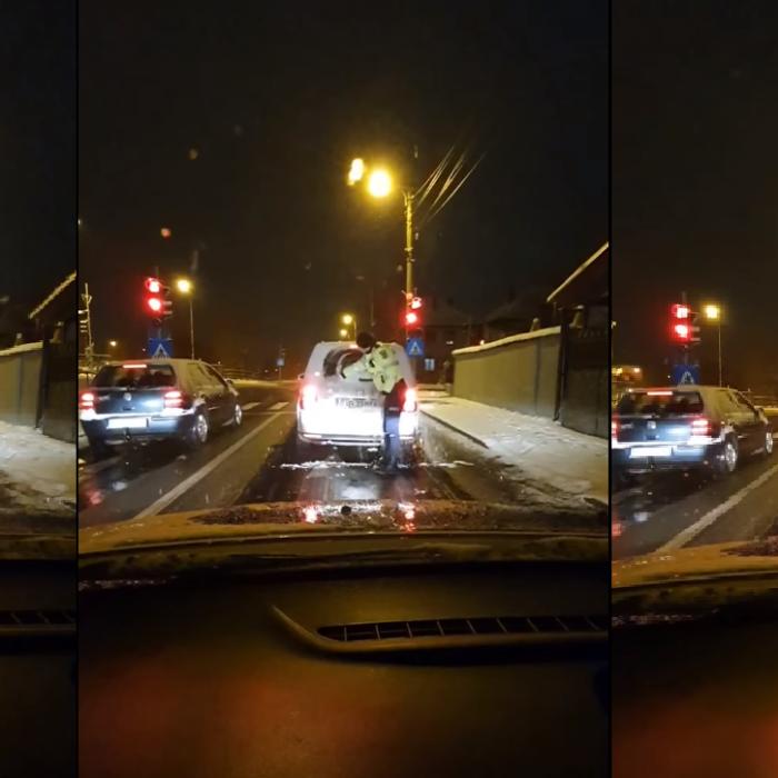 Video viral cu un polițist care coboară din mașină și șterge luneta autoturismului din față: „Iarna nu-i ca vara!“