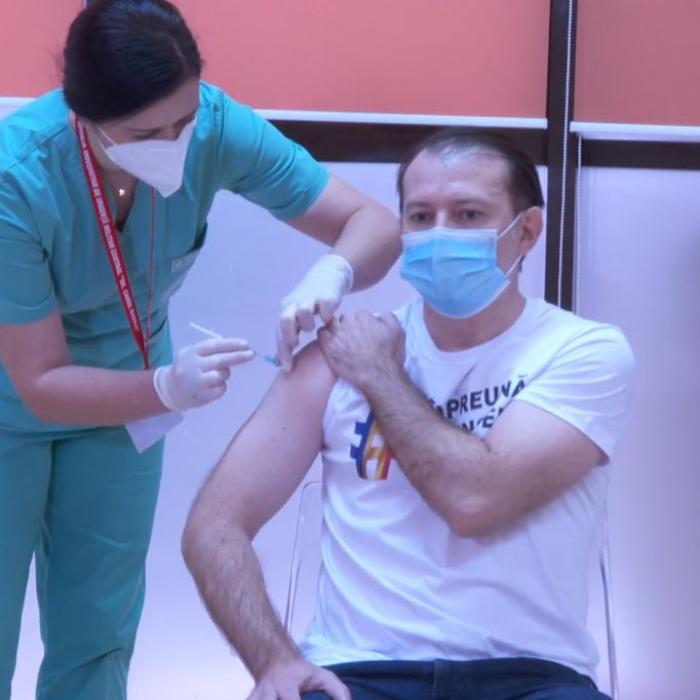 Premierul Florin Cîțu în tricou cu mesaj, la vaccinul anti-COVID: Împreună învingem pandemia