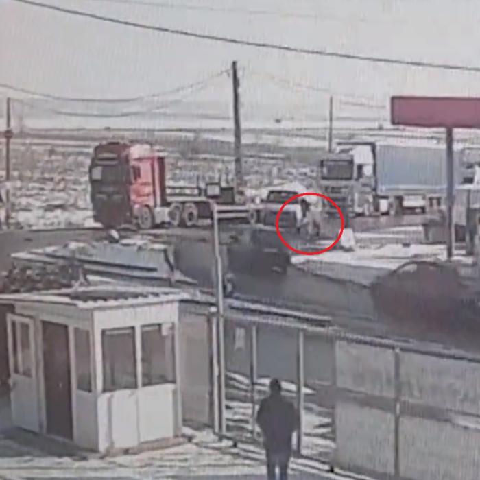 Româncă și copilul ei de numai un an şi jumătate, proiectaţi prin geamul maşinii după impactul cu un TIR (VIDEO)