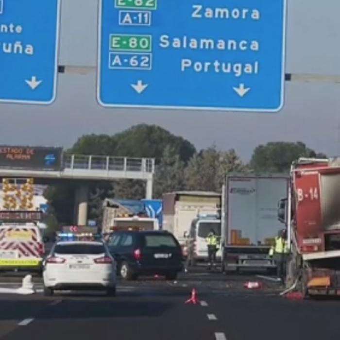 Accident ÎNGROZITOR în Spania: Trei șoferi care încercau să ajute un coleg au MURIT, după ce au fost zdrobiți de un alt camion