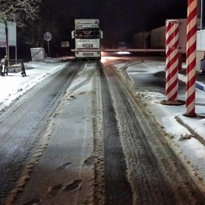 Cod roşu pentru şoferii de tiruri din PTF Petea 
