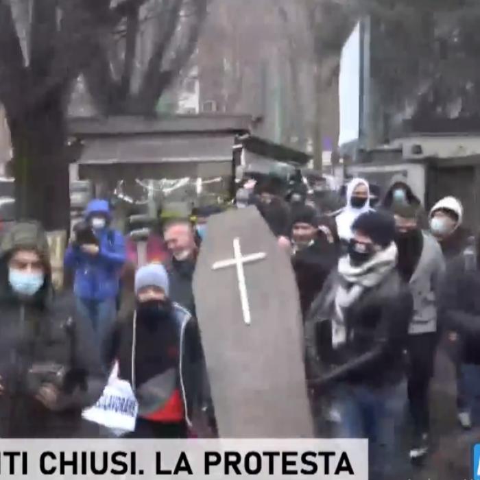 Italia. Protestul lucrătorilor din restaurante. Au adus la prefectură alimentele expirate în timpul restricţiilor - VIDEO