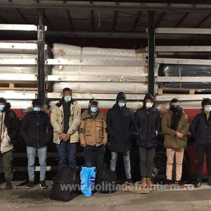 Mai mulți migranți descoperiți la granița României. Erau ascunși într-un TIR, printre piese auto